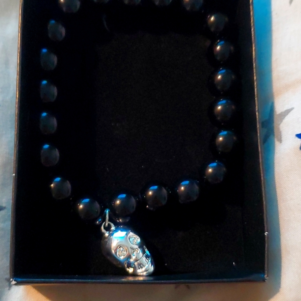 Skull black bead bracelet